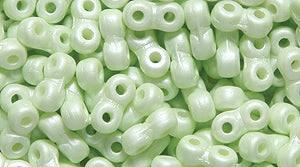 25TQ981: Czech Infinity Powdery Prl New Grass 2x5mm - 1200 Pieces