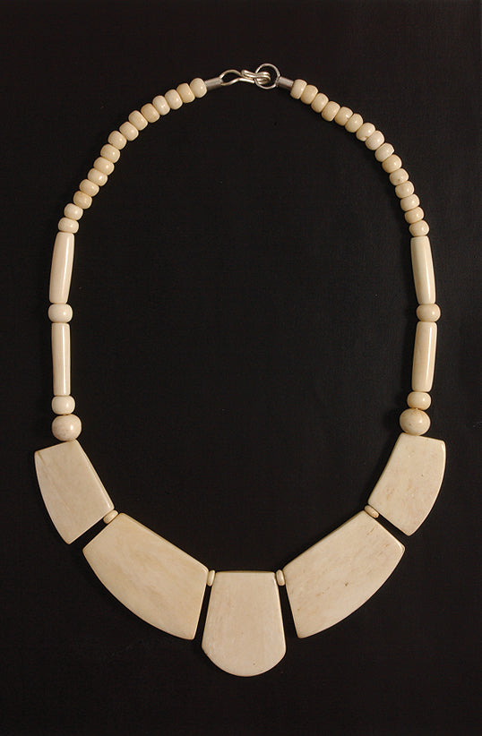 IN118: Bone Necklace Natural Tabs 18"